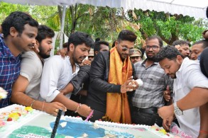 Actor Allu Arjun birthday celebrations from the sets of En Peyar Surya En Veedu Indhiya