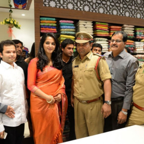 Anushka-Launches-Kalamandir-Showroom-Stills-132av00012262013av