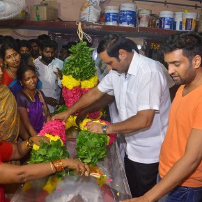 Celebrities-pay-their-last-respects-to-Santhanams-Father-13