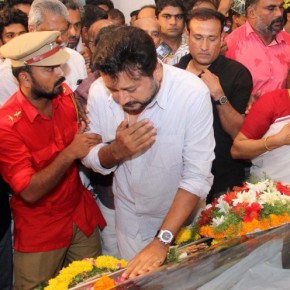 Celebs and public pay respects to Kalabhavan Mani (10)