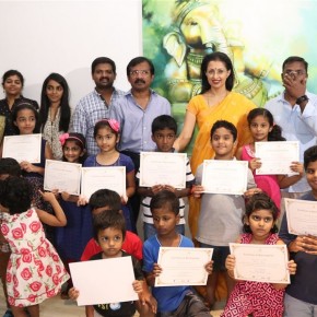 Gautami-visits-Ganesh-365-Art-Exhibition-Photos-12