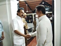 Kamal Hassan meets Karunanidhi at his residence Stills