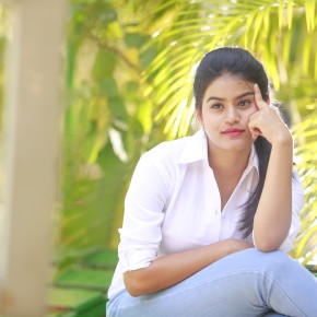 Kundrathile-Kumaranukku-Kondattam-Movie-Heroine-Riyamikk_002