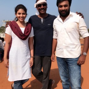 Samuthirakani with Anjali and Sasikumar on the sets of Nadodigal2