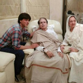 Shah Rukh Khan Visits Legendary actor Dilip Kumar at his home (1)