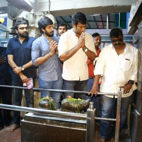 Vishal-Namma-Aniyinar-Team-at-Vadapalani-Murugan-Temple-_006